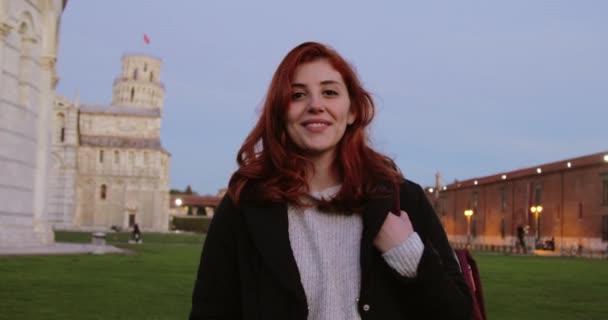 若いです大学生女の子でバックパックでイタリアの正方形の笑顔でカメラ — ストック動画