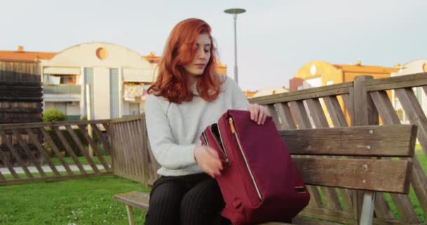 Młoda dziewczyna znajduje niespodziewany bukiet mimozy w jej szkolnym plecaku — Wideo stockowe