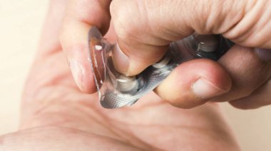 Elinizdeki hapları temizleyin.