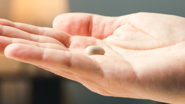 Elinizdeki hapları temizleyin.