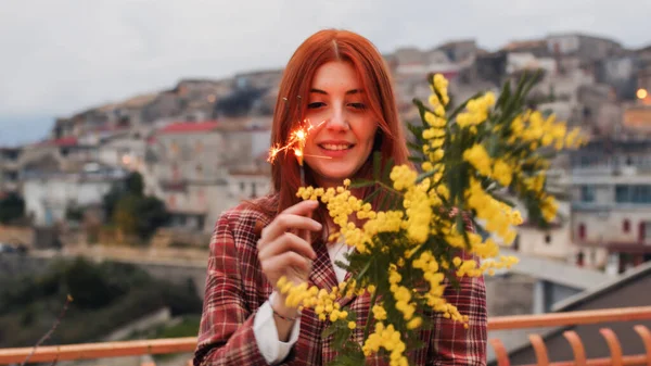 Joven hermosa chica italiana celebra el día de las mujeres con espumoso y mimosa — Foto de Stock