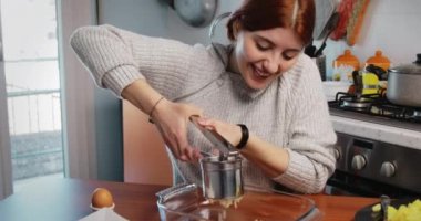 Kız köfte ve kroket hazırlamak için haşlanmış patates püresi yapıyor.