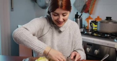 Mutlu genç İtalyan kız ev yapımı patates gnocchi için hamur hazırlıyor.