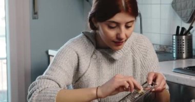 Genç kız mutfakta ev yapımı patates gnocchi yapıyor.