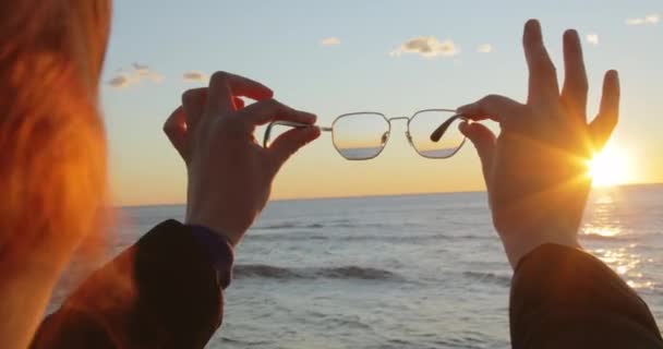 Geleceğe baktığımızda, güneş doğarken okyanusta bir kızın gözlük taktığı kavram. — Stok video