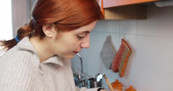 Menina está misturando a comida na panela na casa — Vídeo de Stock