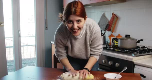 Masada ev yapımı İtalyan gnocchi hamuru yapan kız. — Stok video