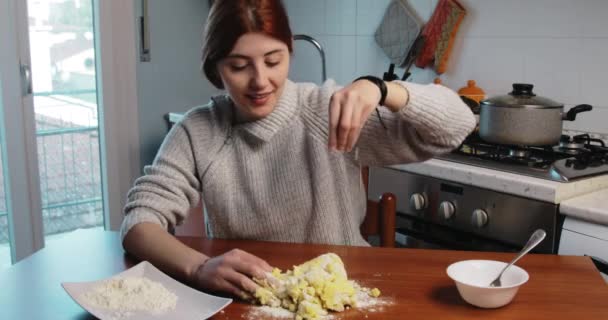 Kız ev yapımı gnocchi için patates hamuruna un koyuyor. — Stok video