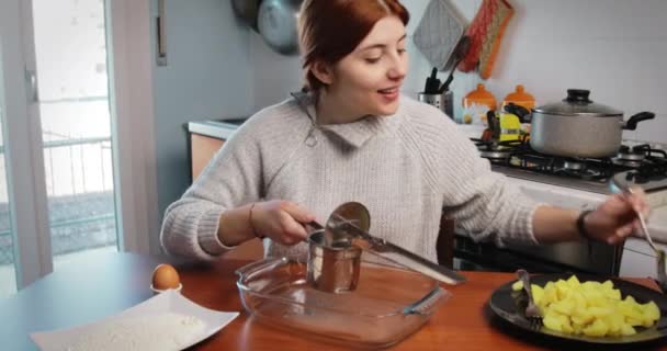 女の子は餃子とコロッケの準備のためにゆで芋をマッシュアップしています — ストック動画