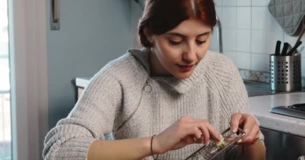 Ung flicka gör hemlagad potatis gnocchi i köket — Stockvideo