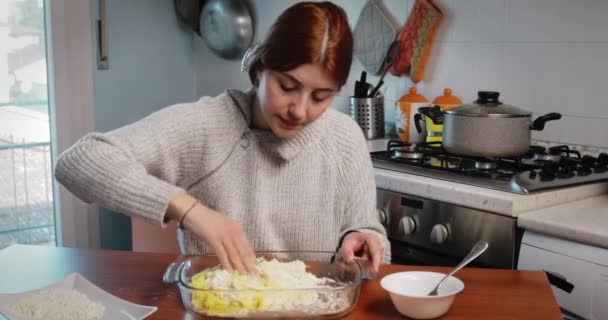 Genç İtalyan kız ev yapımı patates gnocchi için hamur hazırlıyor. — Stok video