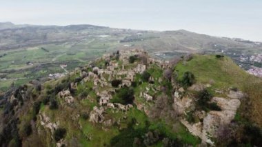 Calabria, Güney İtalya 'da terk edilmiş Brancaleone kasabası