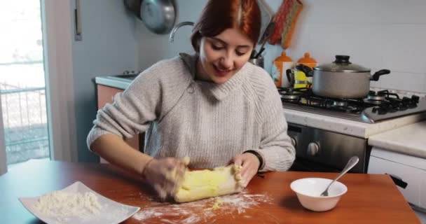 Молодая девушка делает домашние картофельные ньокки на столе на кухне — стоковое видео