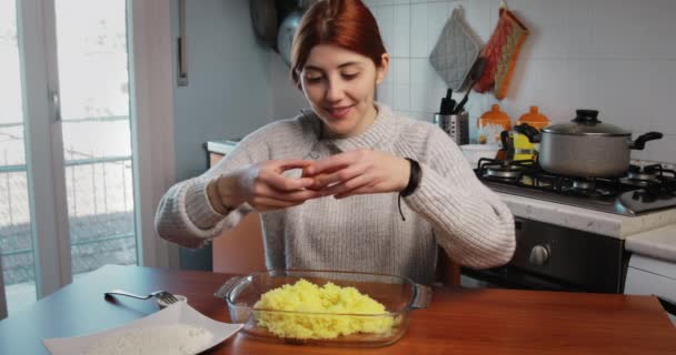 Chica rompe el huevo para ponerlo en el puré de papas para ñoquis italianos — Vídeos de Stock