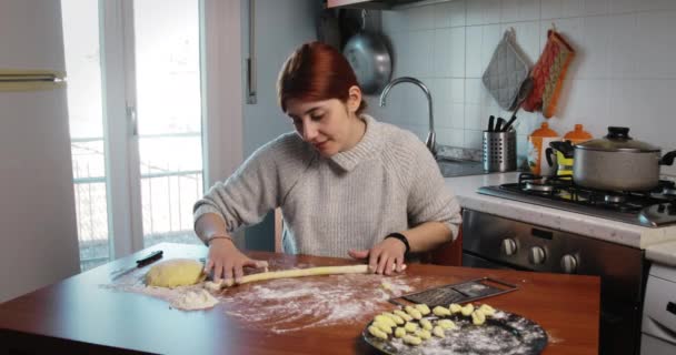 Jong meisje is het maken van het deeg voor zelfgemaakte aardappel gnocchi op de tafel — Stockvideo