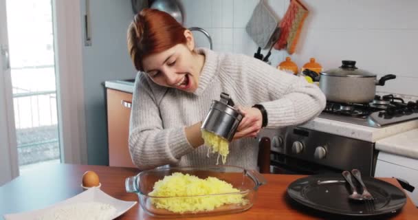Kız ev yapımı kroket yapmak için haşlanmış patates eziyor. — Stok video