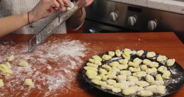 Genç kız masada ev yapımı İtalyan gnocchi 'si yapıyor. — Stok video