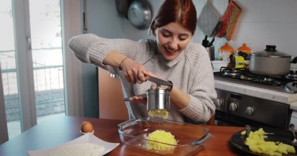 Девочка варит вареный картофель для приготовления пельменей и крокетов — стоковое видео