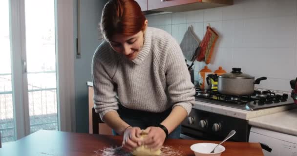 Genç İtalyan kız ev yapımı gnocchi için patates hamurunu yoğuruyor. — Stok video