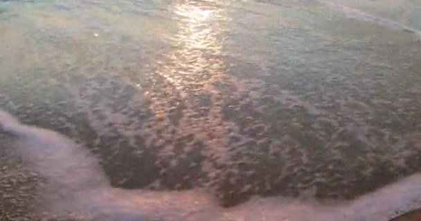 Klidné vlny souostroví se pomalu lámou na písečné pláži za úsvitu v létě — Stock video