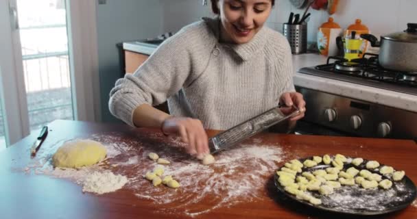 Ung flicka gör hemlagad potatis dumplings — Stockvideo