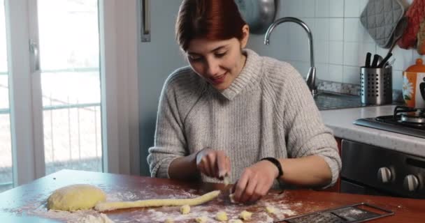 어린 소녀 가 집에서 감자 이탈리아 이 노치를 만들고 있습니다 — 비디오