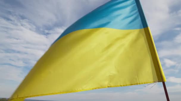 Ukrajinská vlajka mávala na modré obloze — Stock video