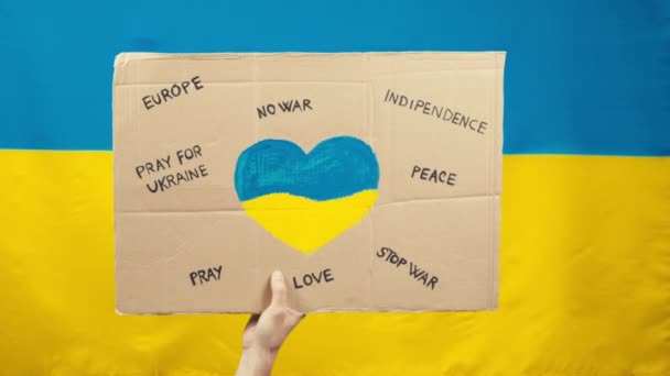 Jelzés mondás, Béke és nincs háború Ukrajnában kék és sárga zászlóval háttér — Stock videók