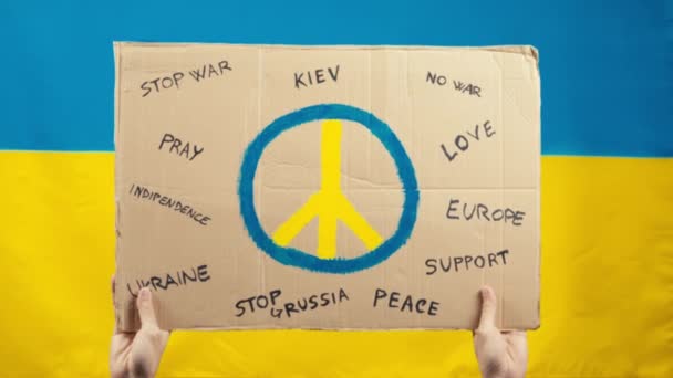 Plakat mit Friedenssymbol, um Krieg und Opfer in der Ukraine zu stoppen — Stockvideo