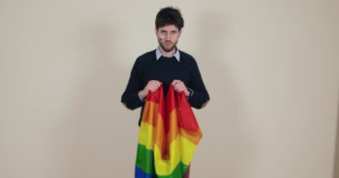 Üzgün çocuk Ukrayna 'daki savaşı bitirmek için barış bayrağını sallıyor.