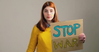 Savaş karşıtı protestocu kız savaş işareti ve kanlı kırmızı eli ile