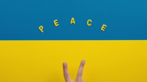 Победа и мир с рукотворным символом на флаге Украины — стоковое видео