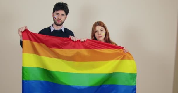 Smutný chlapec a dívka pár mává mírovou vlajkou ukončit válku na Ukrajině — Stock video