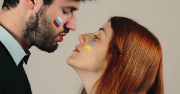 Pasangan dengan bendera Rusia dan Ukraina berciuman, konsep perdamaian dan menghentikan perang — Stok Video