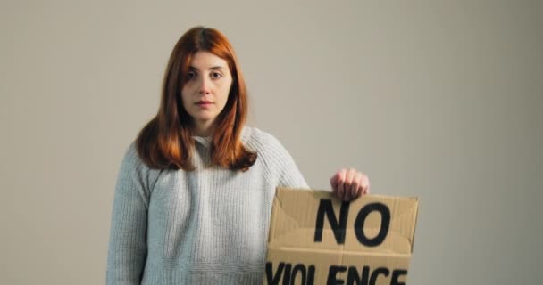 Flicka höjer affischen som säger inget våld i protest — Stockvideo