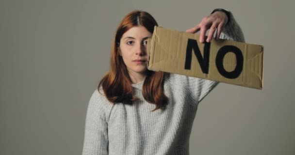 Flickan höjer skylten som säger inget våld och handen med stopp krig i protest — Stockvideo