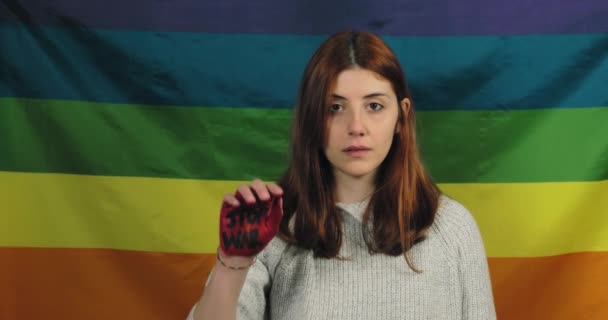 Сумна і розчарована дівчина піднімає руку з написаним без військового прапора і миру — стокове відео