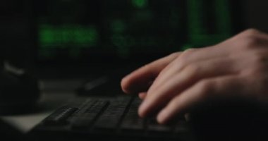 Hacker odasındaki klavyeye tuşları yazıyor.