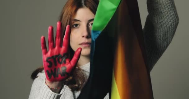 Meisje heft haar hand rood geschilderd zonder oorlog en zwaait met de vredesvlag — Stockvideo