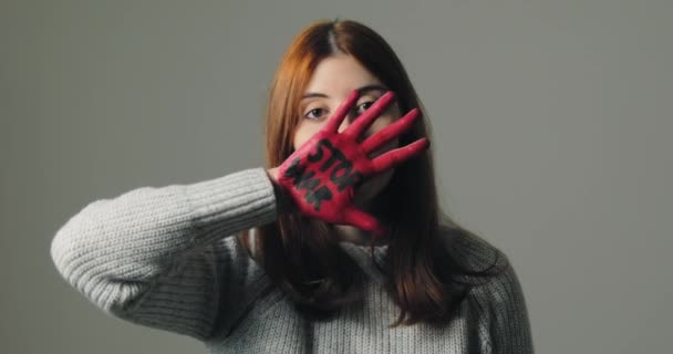 Rapariga se rebela contra o sistema e recusa a guerra pintando sua mão de vermelho — Vídeo de Stock