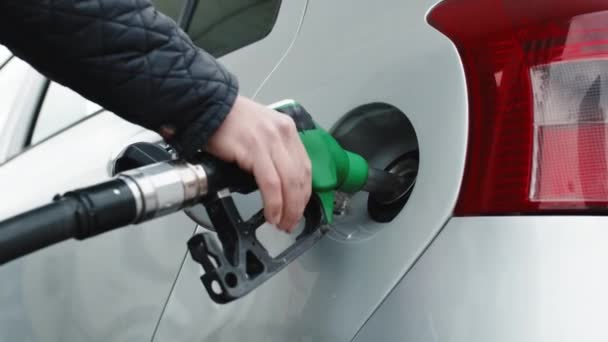 Mano di un benzinaio uomo sta mettendo benzina in una macchina — Video Stock