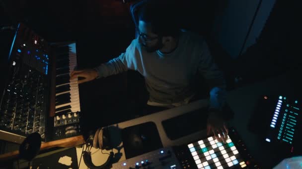 Ο παραγωγός DJ ανακατεύει ένα νέο μουσικό κομμάτι. — Αρχείο Βίντεο