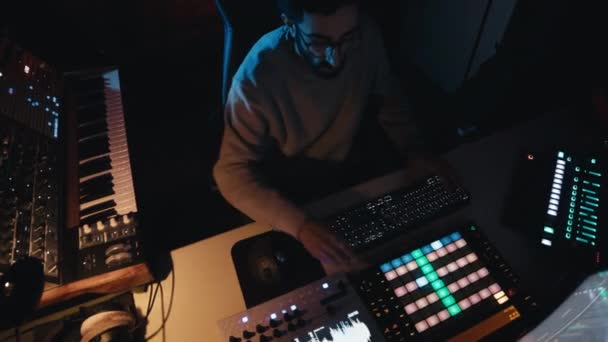 Dj produtor está misturando uma nova faixa de música — Vídeo de Stock