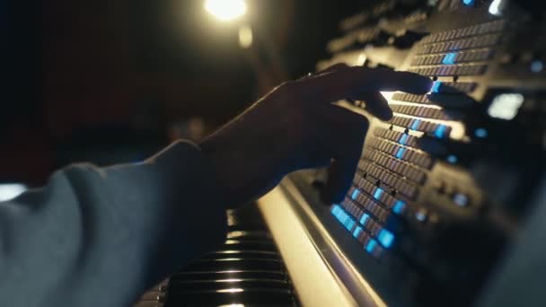 Las manos de un ingeniero de sonido hombre están presionando botones en la consola — Vídeos de Stock