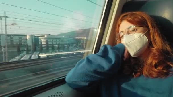 Молодой студент спит в поезде в маске ffp2 — стоковое видео