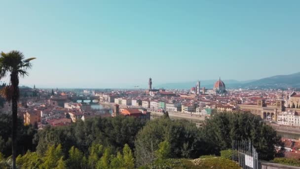 Panoramiczny widok na włoskie miasto Florencja, widok z Piazzale Michelangelo — Wideo stockowe