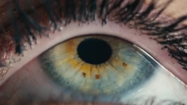 Блакитне око красивої дівчини-моделі, яка відкривається повільно — стокове відео