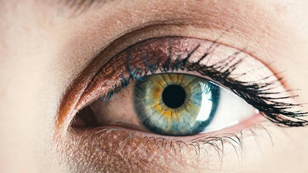 Blaues Auge eines schönen Model-Mädchens, das sich langsam öffnet — Stockfoto