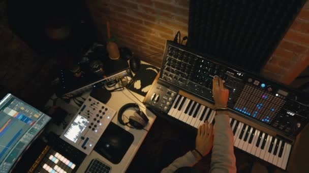 Dj productor está mezclando una nueva pista de música — Vídeos de Stock