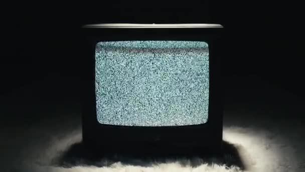 Gamla katodstrålerör TV med förvrängd signal på grund av dålig linje — Stockvideo